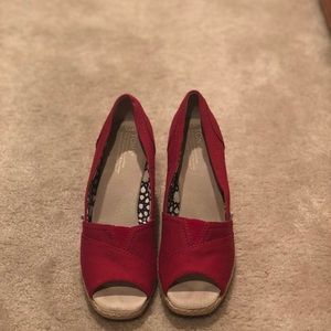 TOMS red wedges